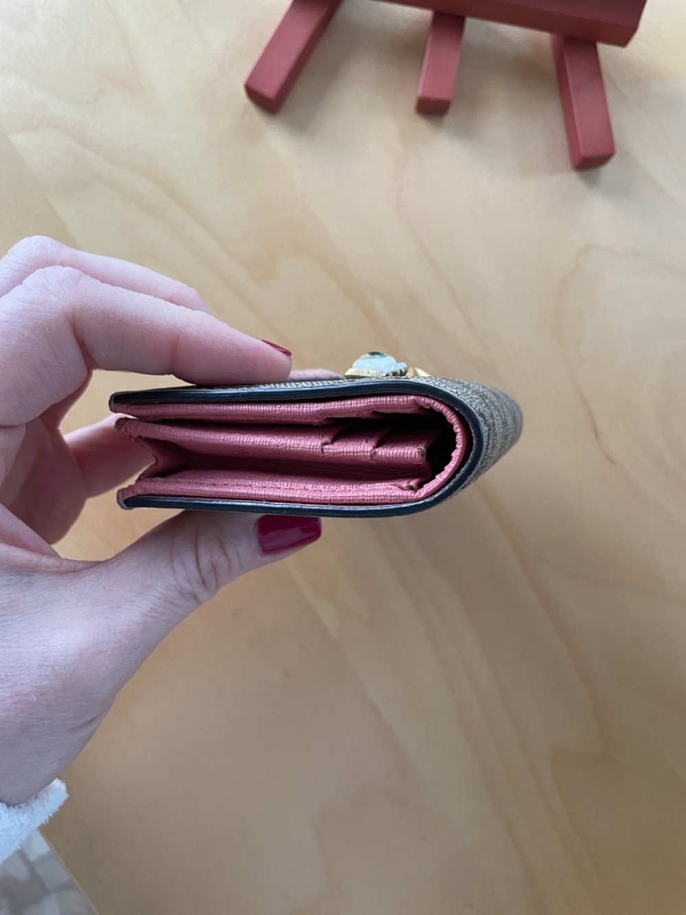 Gucci Beige GG Supreme Canvas Card Slot Walket Pink Lip Patch Eye & Star Accents - Picture 14 of 17